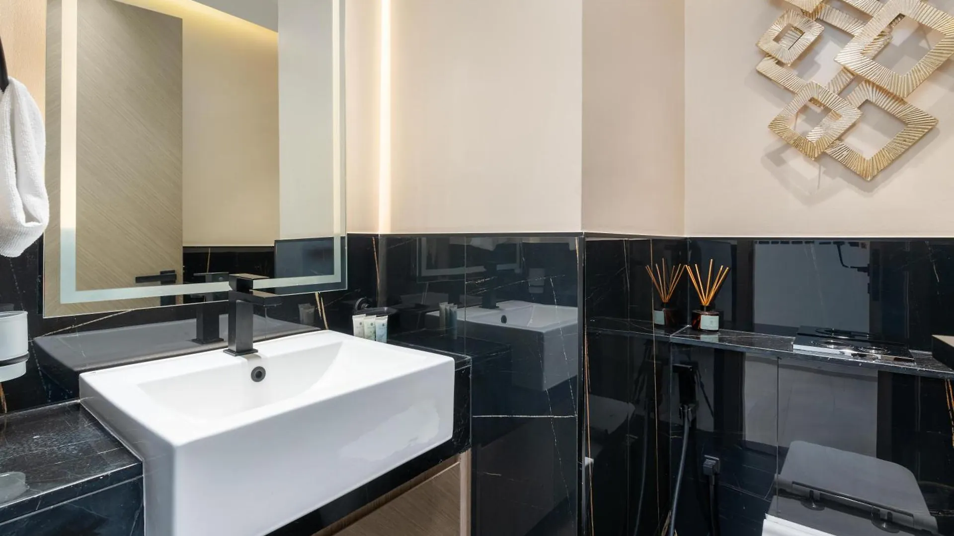 Stunning 2Bd Apartment Business Bay Dubai
