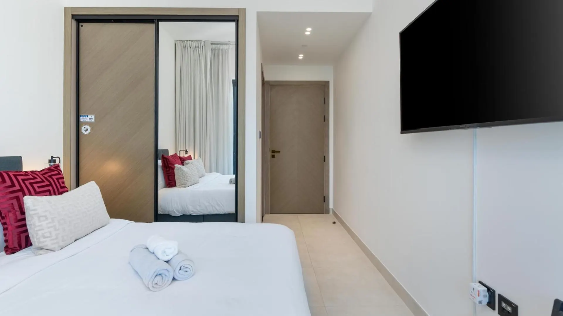 Stunning 2Bd Apartment Business Bay Dubai