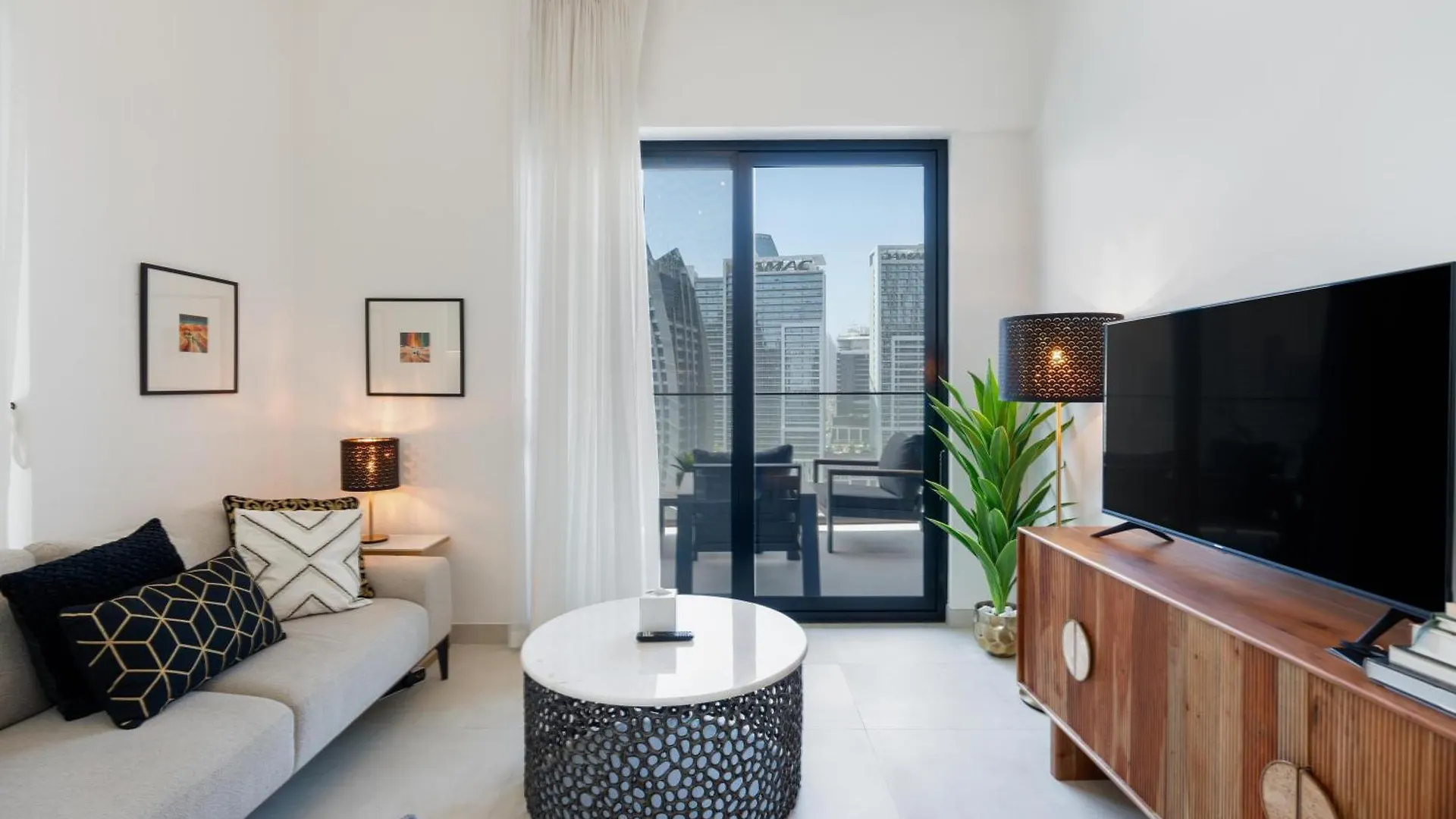 Stunning 2Bd Apartment Business Bay Dubai